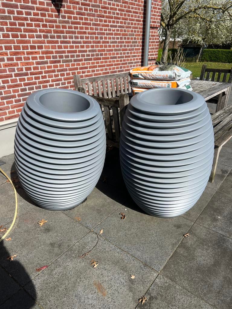 2 Grote Serralunge Grijze Kunststof Design Bloempotten, Ophalen, Kunststof, Gebruikt, Minder dan 60 cm