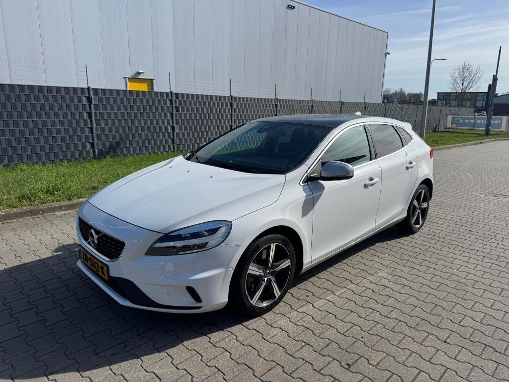 Volvo V40 1.5 T3 - R-Design - Automaat - 152PK 2019 Wit -NL, 1498 cc, Zwart, 4 cilinders, 700 kg