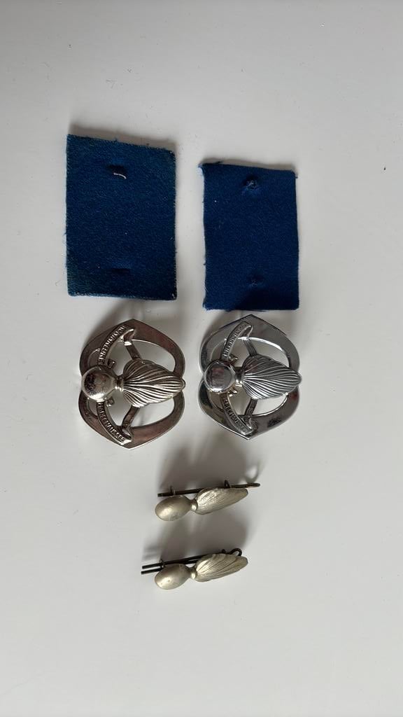 Oude Marechaussee baret embleem en kraagspiegels, Verzamelen, Ophalen, Marechaussee, Nederland, Embleem of Badge