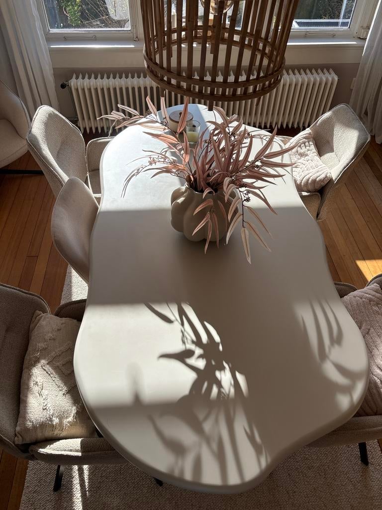 Eettafel met organische vorm en 4 eetkamer stoelen., Ophalen, Overige materialen, Gebruikt, 100 tot 150 cm