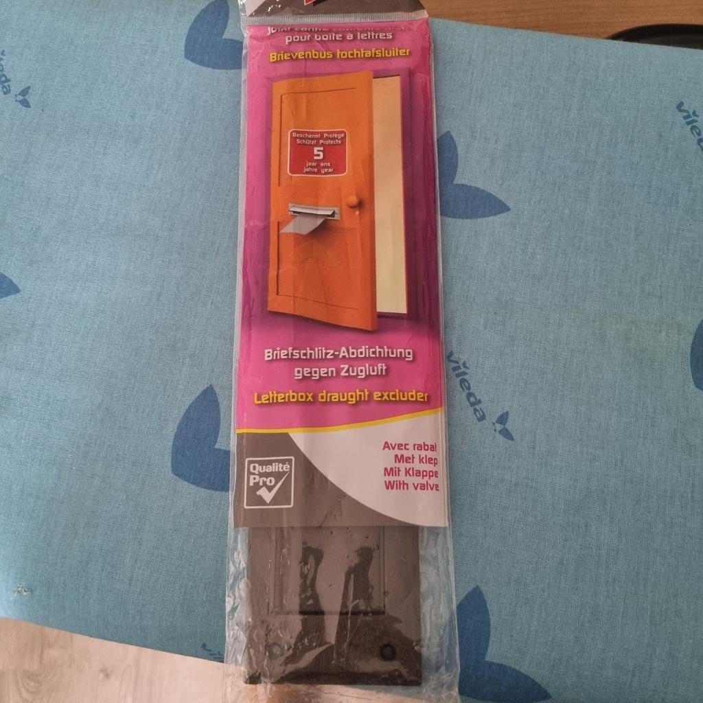Nieuwe Bruine Brievenbus Tochtafsluiter 33x8 cm, Ophalen of Verzenden, Nieuw, Kunststof, Brievenbusklep