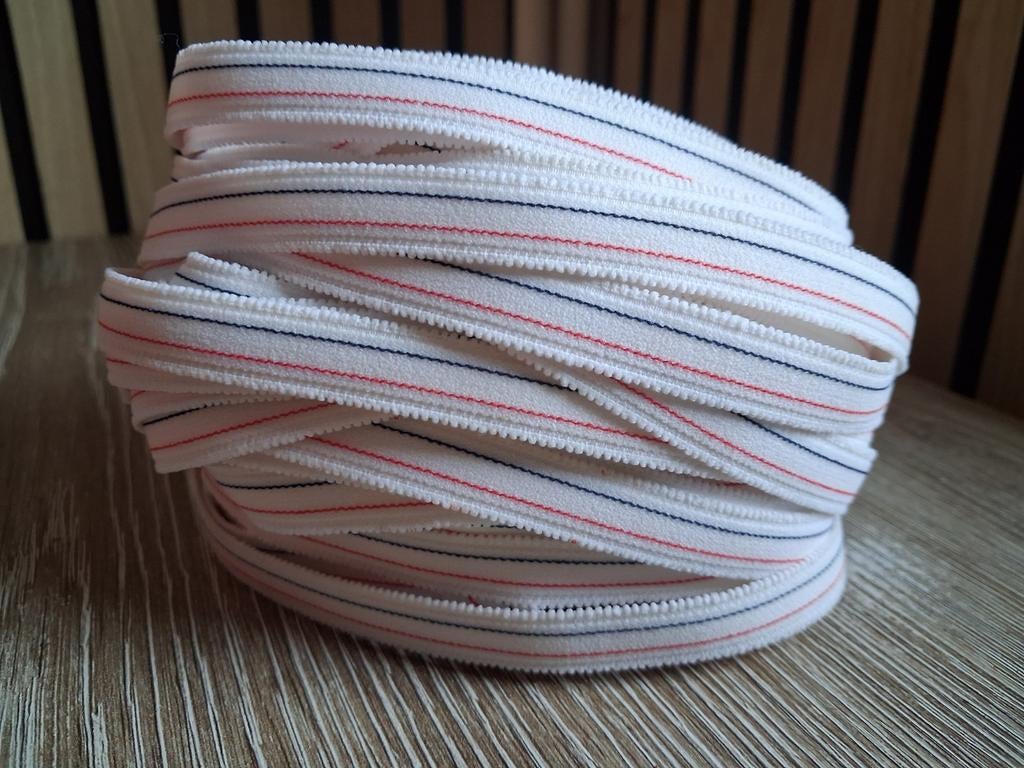 21 meter elastiek met rood/blauwe streep, Hobby en Vrije tijd, Naaien en Fournituren, Ophalen of Verzenden
