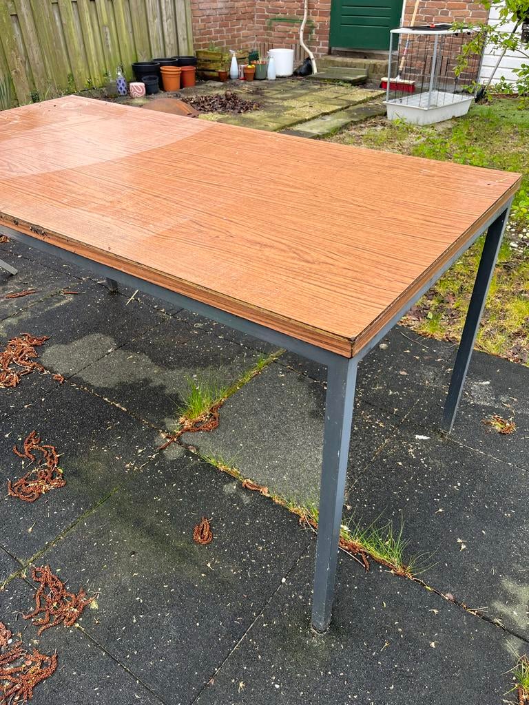 GRATIS Stevige tuintafel met houten blad & metalen onderstel, Ophalen, Gebruikt, 50 tot 100 cm, 150 tot 200 cm