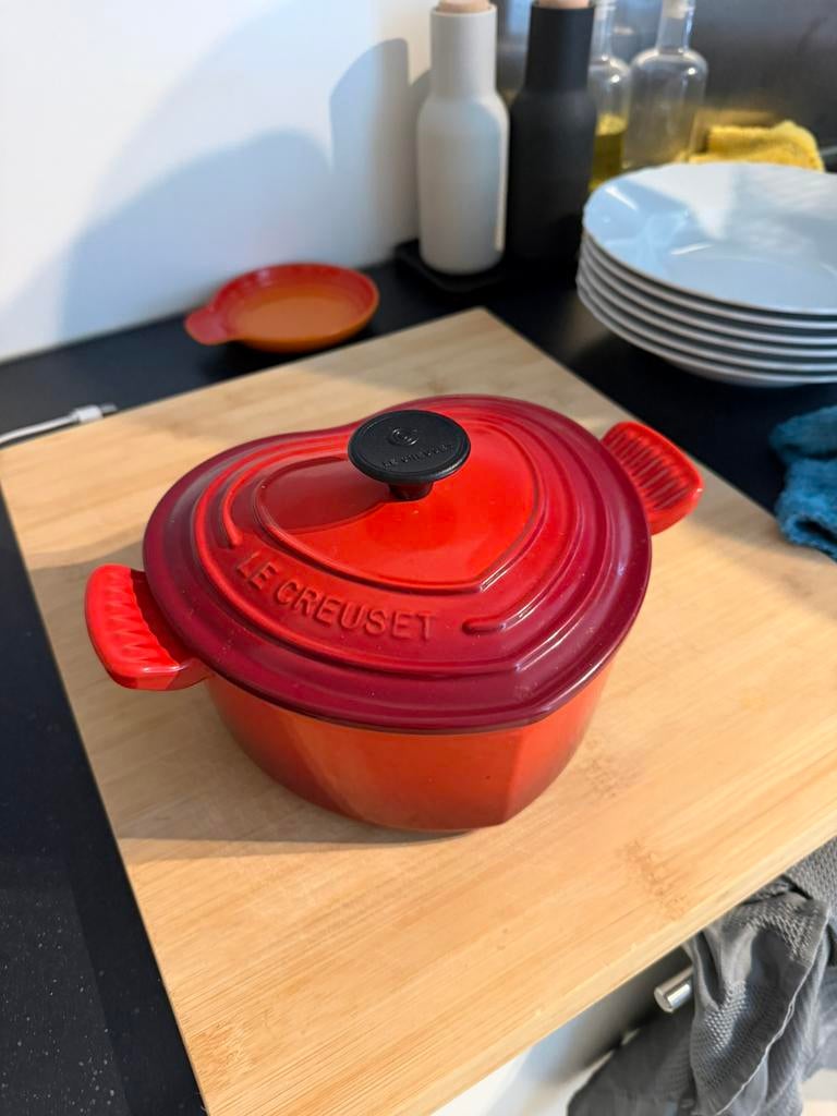 Le creuset hartjespan 18cm, Ophalen, Zo goed als nieuw, Gietijzer, Koekenpan of Braadpan