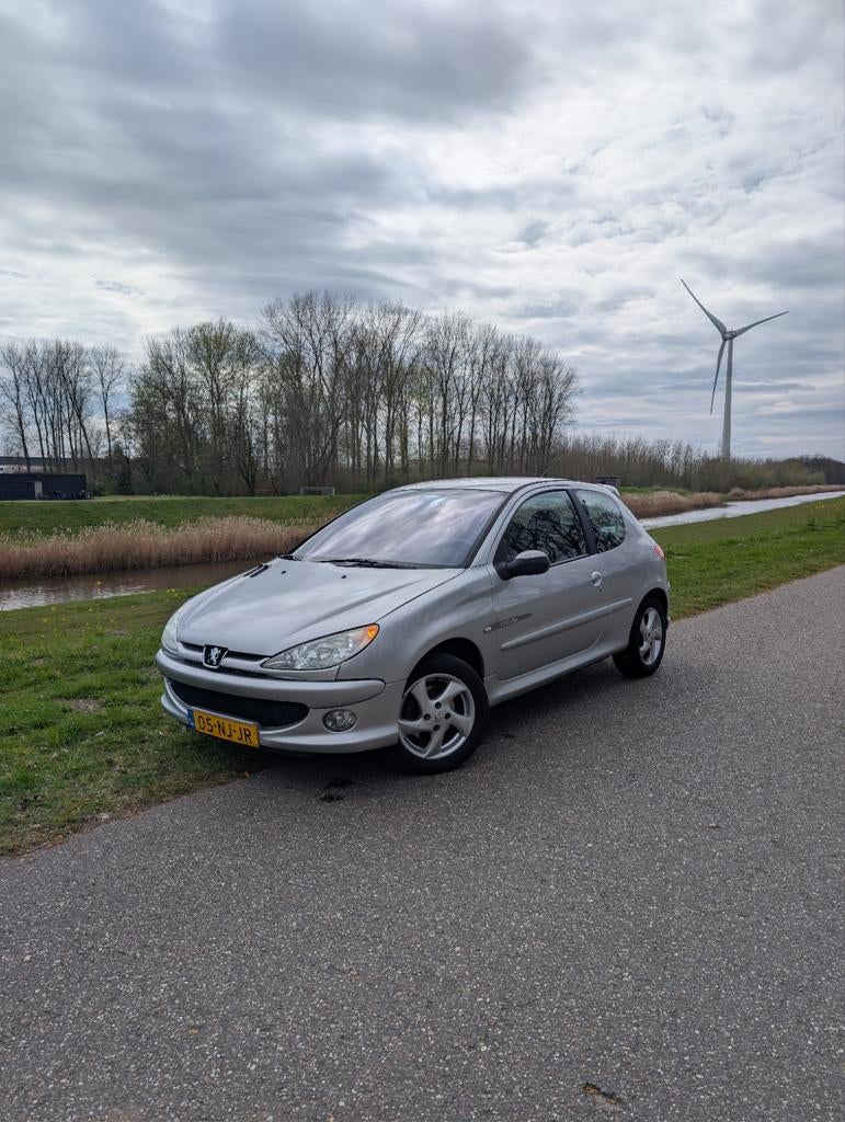 Peugeot 206 1.6 Quiksilver | Nieuwe APK | Nw. Remmen | Mooi, Voorwielaandrijving, 40 €/maand, Metallic lak, Handgeschakeld