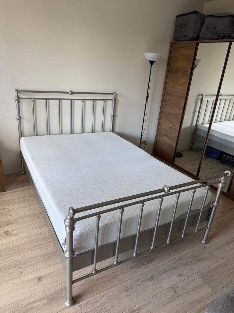 Metalen bed 140x200 met JYSK F110 Gold matras en lattenbodem, Ophalen, Verstelbaar, Tweepersoons, 140 cm