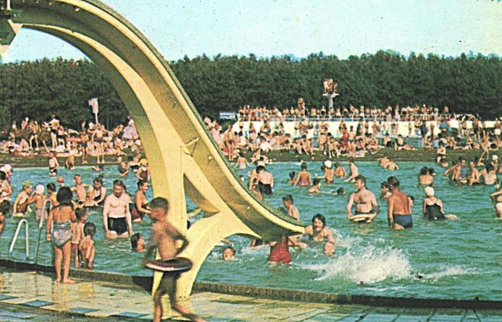 802339 Hoeven N Br 1967 Bosbad  Zwembad Gelopen met zegel, Verzamelen, Ansichtkaarten | Nederland, Ophalen of Verzenden, 1960 tot 1980