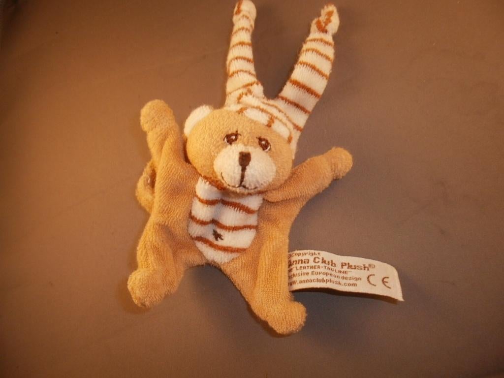 Anna club pluch beertje pols rammelaar dubbele muts badstof, Ophalen of Verzenden, Zo goed als nieuw, Beer