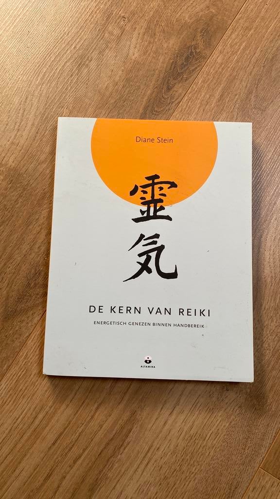 Diane Stein - De kern van Reiki, Achtergrond en Informatie, Diane Stein, Ophalen of Verzenden, Zo goed als nieuw