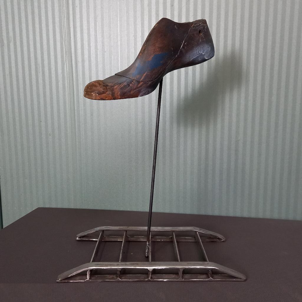 Antieke houten schoenleest op Steampunk standaard, Ophalen of Verzenden