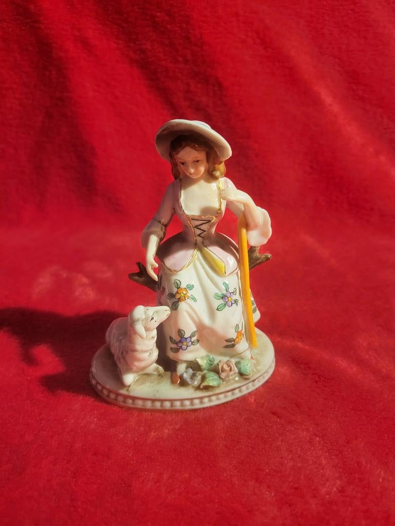 Biscuit porselein beeldje: vrouw met schaap, Verzamelen, Beelden en Beeldjes, Ophalen, Zo goed als nieuw, Dier