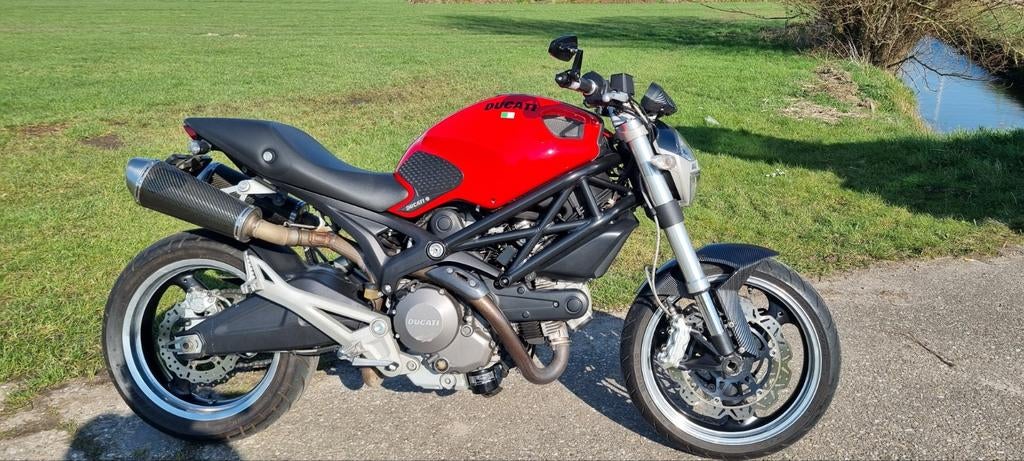 Aparte Ducati Monster 696 2011 incl. nwe riemen en onderhoud, 2 cilinders, Sportuitlaat, Particulier, 696 cc