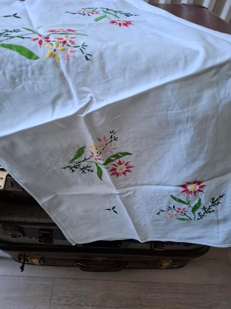 Klein tafel kleed wit met geborduurde bloemen vintage, Ophalen of Verzenden, Gebruikt, Wit, Tafelkleed of Tafelzeil
