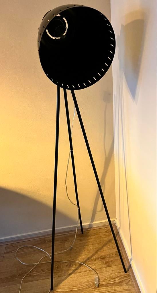 Zwarte metalen industriële staande lamp, Huis en Inrichting, Lampen | Vloerlampen, Zo goed als nieuw, 150 tot 200 cm, Metaal, Ophalen