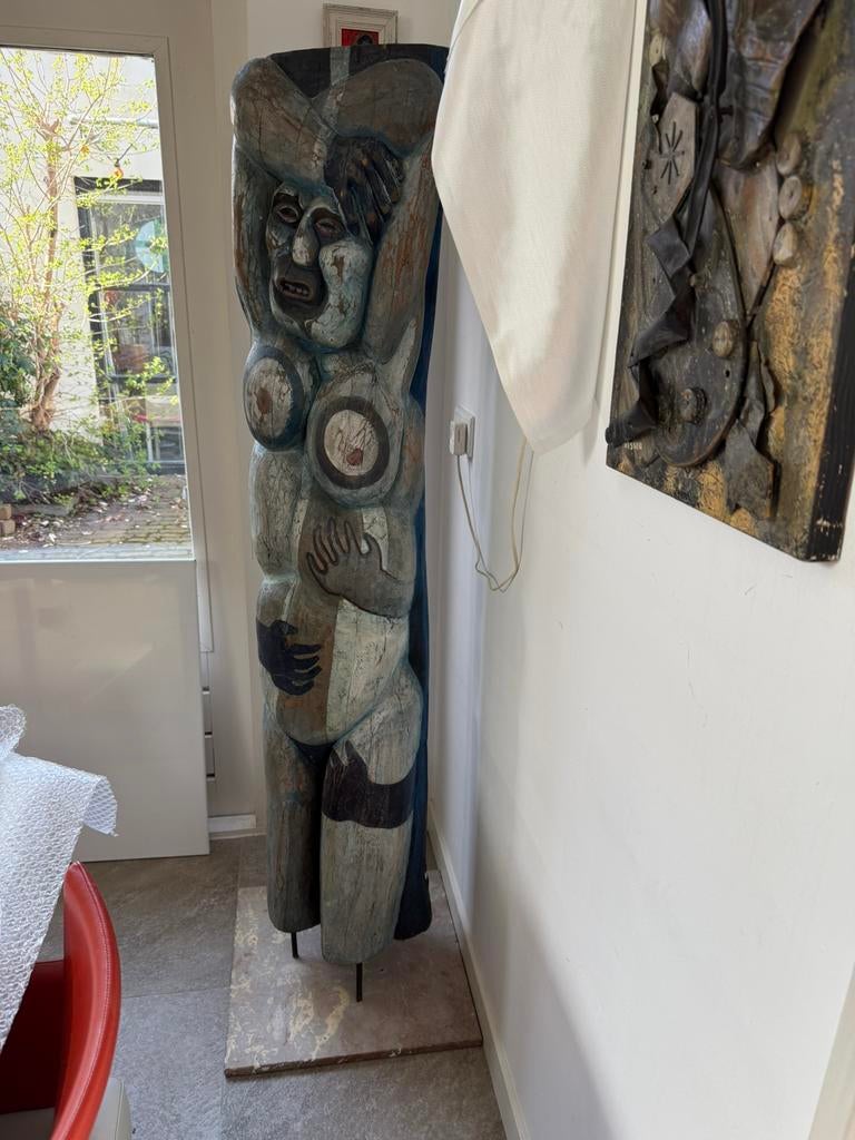 Moderne kunst Totempaal? Beschilderd en relief, Ophalen