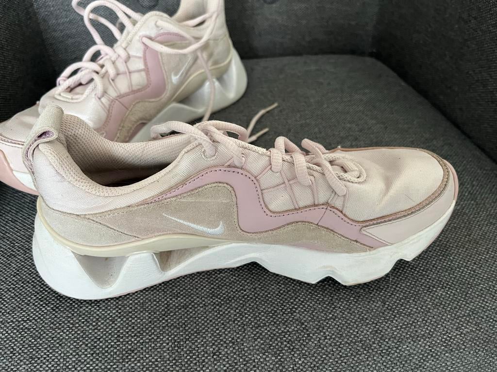 Nike sneakers roze ecru maat 40, Ophalen of Verzenden, Gedragen, Roze, Sneakers of Gympen