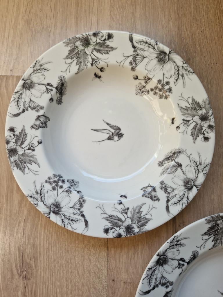 Twee diepe borden H&M Home met bloemen en vogels, Huis en Inrichting, Keuken | Servies, Ophalen of Verzenden, Zo goed als nieuw