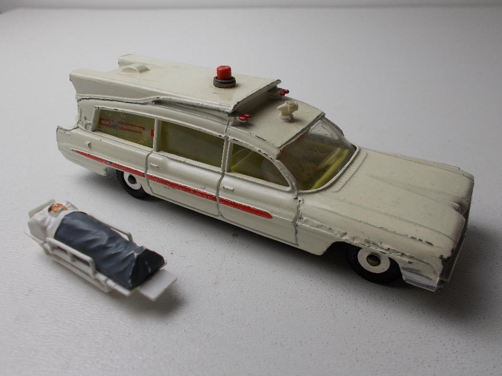 1962 Dinky Toys 263 SUPERIOR CRITERION AMBULANCE + BRANCARD!, Ophalen of Verzenden, Zo goed als nieuw, Auto, Dinky Toys