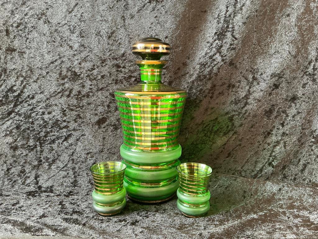 Boheems karaf met 2 glaasjes, met gouden stolp, Ophalen of Verzenden