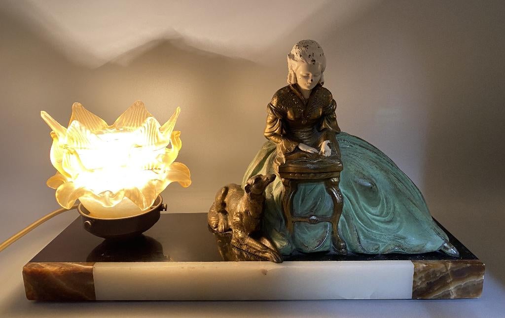 art deco tafellamp met hazewindhond hond dame op marmer, Antiek en Kunst, Ophalen of Verzenden