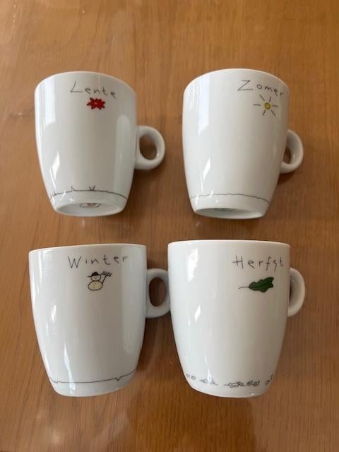 4 Koffie kopjes vier jaargetijden Ronald McDonald, Ophalen of Verzenden, Zo goed als nieuw, Overige stijlen, Kop(pen) en/of Schotel(s)
