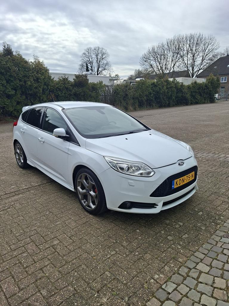 Ford Focus ST 2.0 EcoBoost 250PK | Zeer nette staat, Auto's, Zwart, 4 cilinders, 700 kg, Wit
