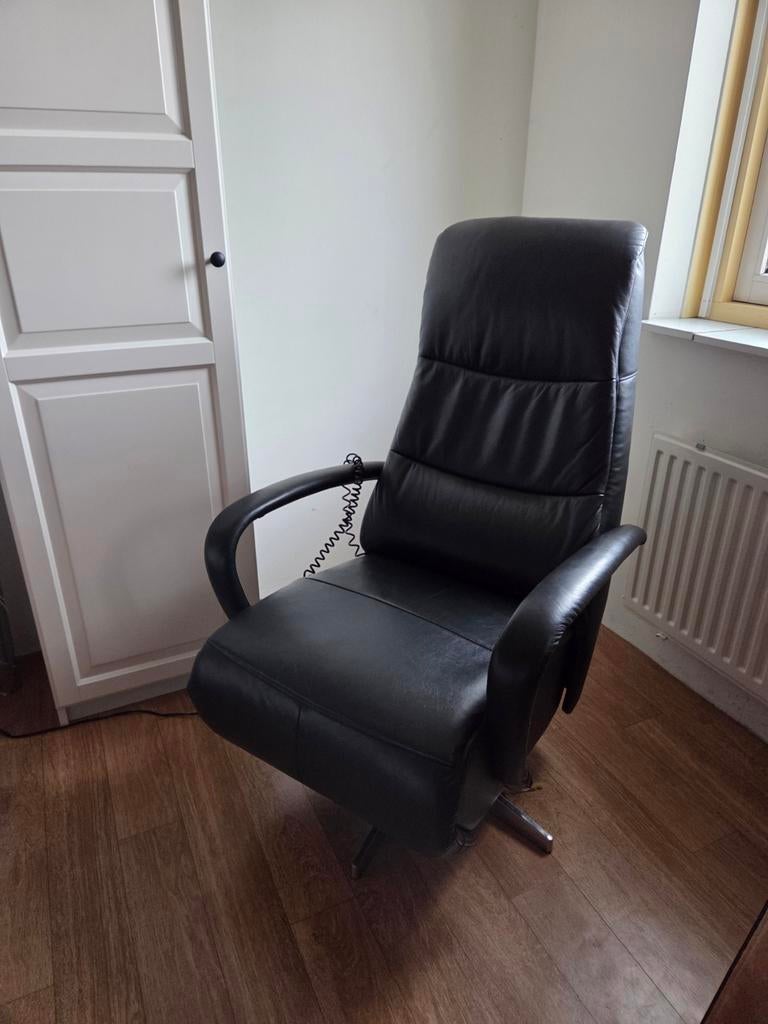 Prominent sta-op stoel, zwart leder,  electrisch., Ophalen, 50 tot 75 cm