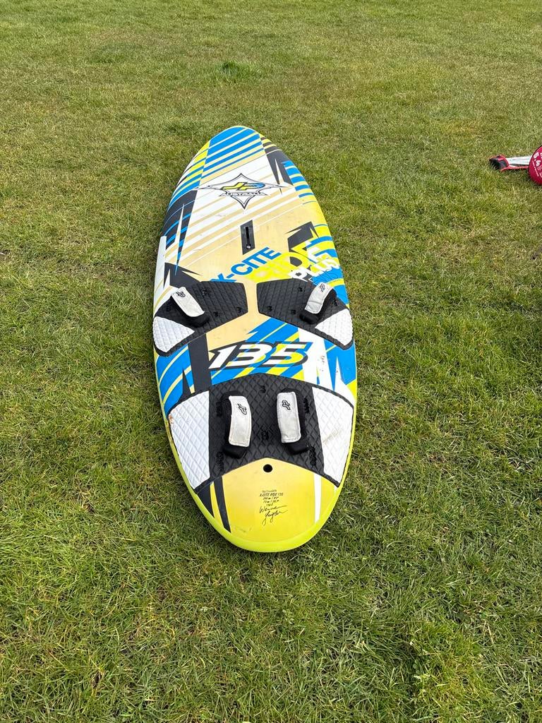 JP Australia X-Cite Ride 135 windsurfboard, Ophalen, 250 tot 300 cm, Gebruikt, Met vin(nen)