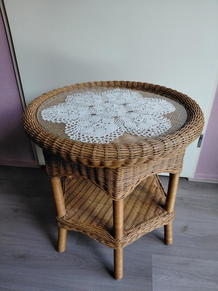 Rotan bijzettafel met glazen blad - 60 cm hoog, Huis en Inrichting, Tafels | Bijzettafels, Ophalen of Verzenden