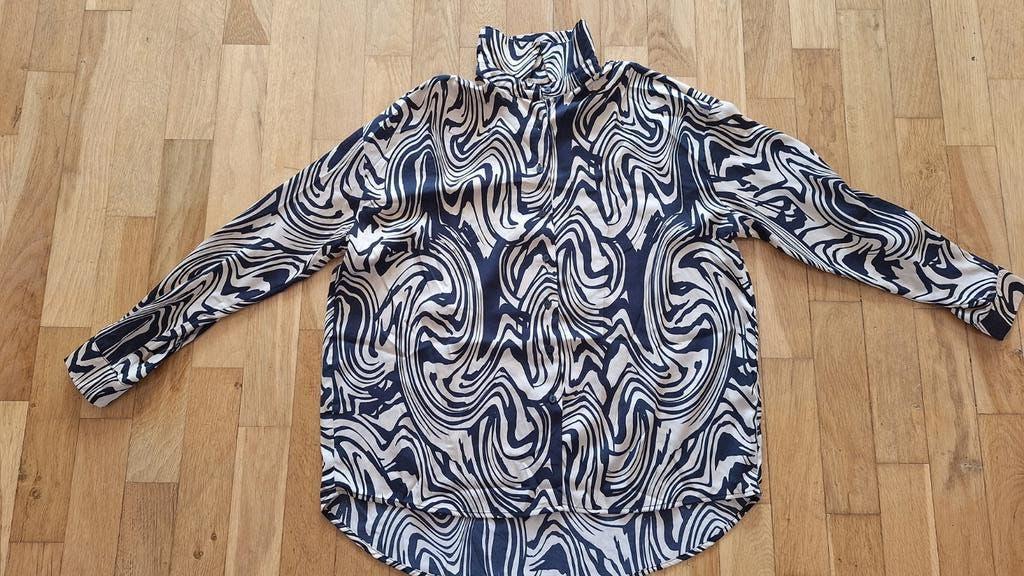 Beige zwarte blouse Maat M Stradivarius, Kleding | Dames, Blouses en Tunieken, Maat 38/40 (M), Beige, Ophalen of Verzenden, Zo goed als nieuw