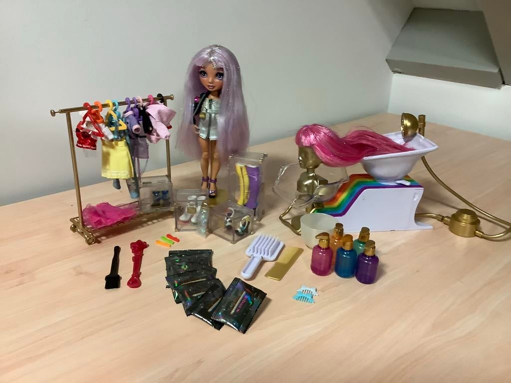 Rainbow High pop met kledingrek en haarwasbak, Kinderen en Baby's, Ophalen of Verzenden, Gebruikt, Overige typen
