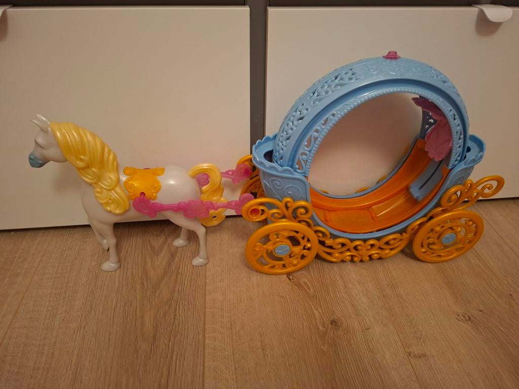 Te koop: barbie assepoester paard en koets, Ophalen, Zo goed als nieuw, Barbie