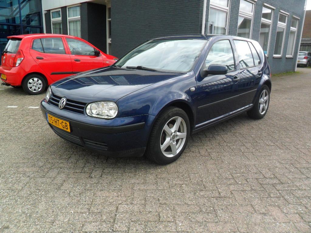 VERKOCHT Golf 1.6 77KW 2001 Blauw nieuwe apk clima, Auto's, Voorwielaandrijving, 1145 kg, Zwart, 4 cilinders