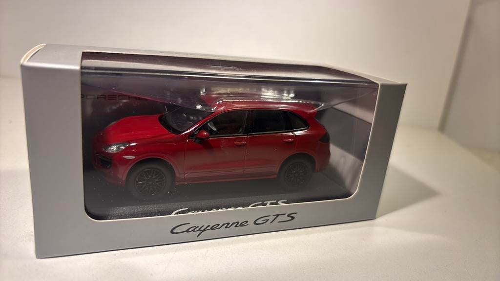 Porsche cayenne gts minichamps 1.43