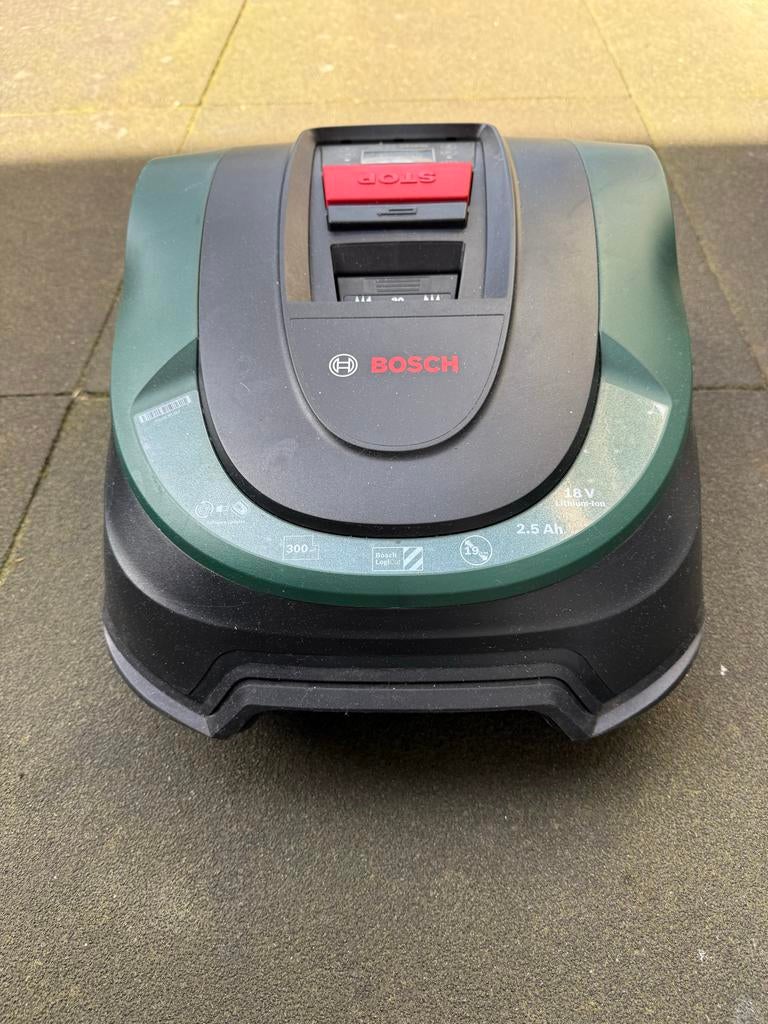 Bosch Indego XS 300 robotmaaier met garage en accessoires, Tuin en Terras, Robotmaaiers, Ophalen, Gebruikt, Minder dan 20 cm