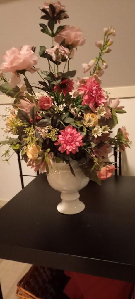 Kunstbloemen op een vaas, Ophalen of Verzenden