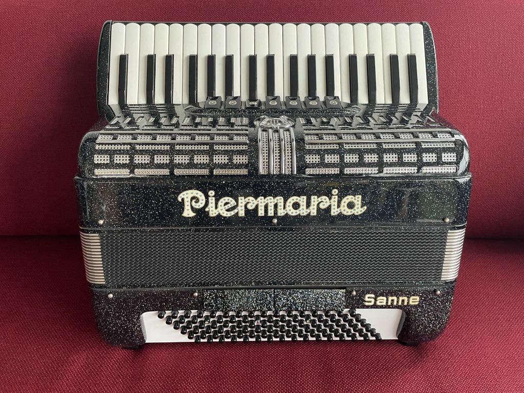 Z.g.a.n. italiaanse Piermaria accordeon . 96 bas . Licht ., Muziek en Instrumenten, Accordeons, Overige merken, Met koffer, Zo goed als nieuw
