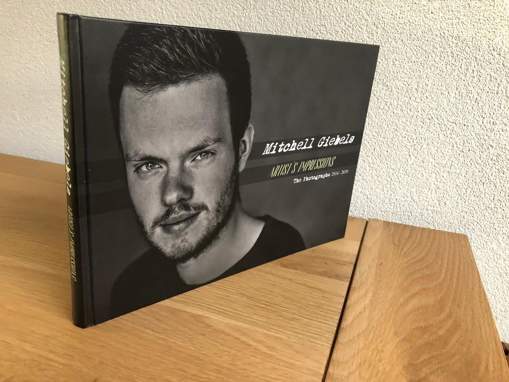 Mitchell Giebels Artist’s Impressions 2014-2018 1e druk 2019, Boeken, Muziek, Zo goed als nieuw, Algemeen, Ophalen of Verzenden