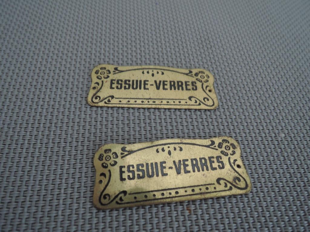 Twee koperkleurige plaatjes met Franse tekst, Ophalen of Verzenden