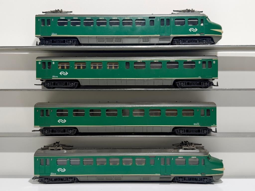 LIMA: 4-delige GROENE Hondenkop met gele bies voor H0-spoor, Hobby en Vrije tijd, Modeltreinen | H0, Ophalen, Gelijkstroom, Analoog