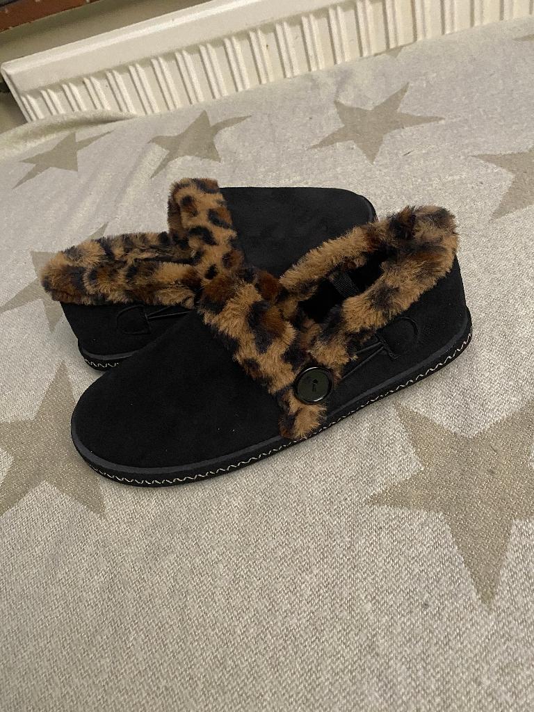 Zwarte Greyhound sloffen - Maat 41, Kleding | Dames, Schoenen, Nieuw, Pantoffels of Sloffen, Zwart, Ophalen of Verzenden