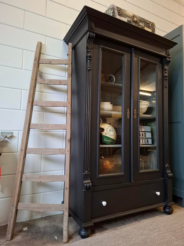 Brocante/Landelijke zwarte vitrinekast, Vintage buffetkast, Ophalen