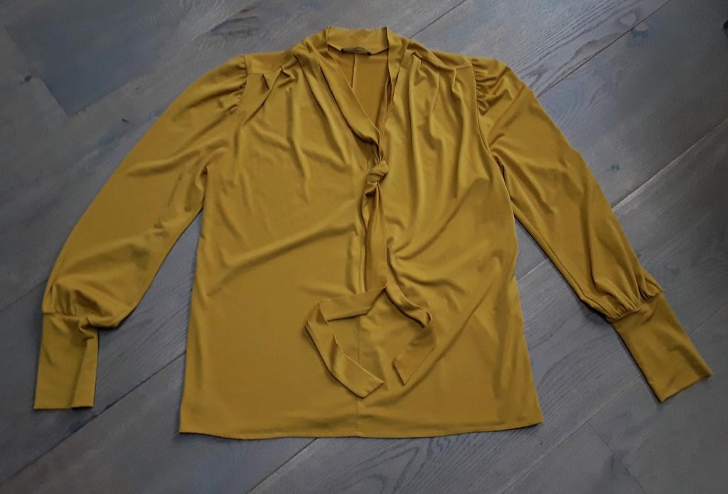 Te koop: Mooie elegante blouse met v-hals van ZARA MT: L, Maat 38/40 (M), Overige typen, Geel, Ophalen of Verzenden