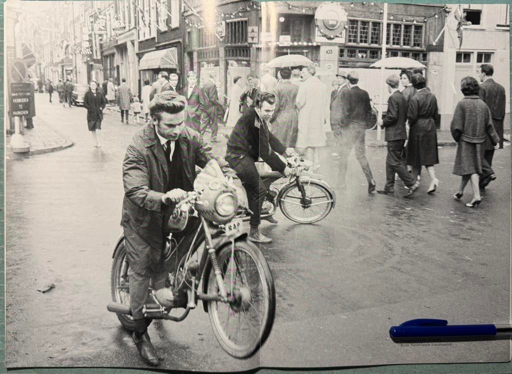 Poster Kermis Jordaan 1963 Rap Rocky bromfiets, Verzenden, Zo goed als nieuw, Motoren