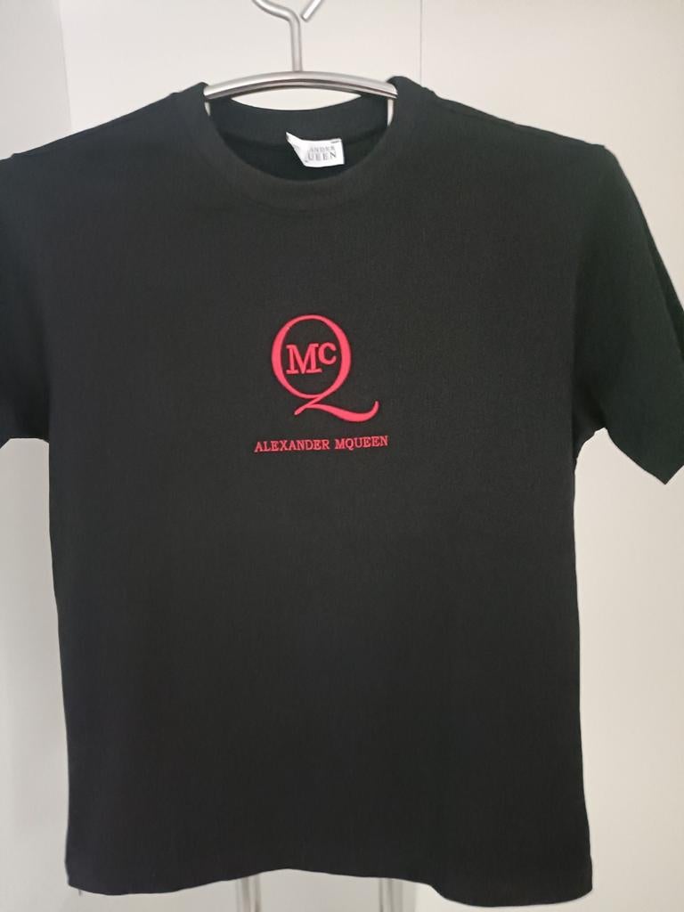 Zwart Alexander McQueen T-shirt met rode print, Ophalen of Verzenden, Maat 52/54 (L)