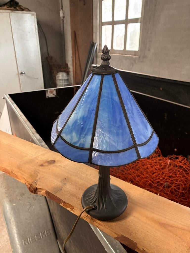 Prachtig Tiffany lampje met blauw glas, Antiek en Kunst, Antiek | Lampen, Ophalen