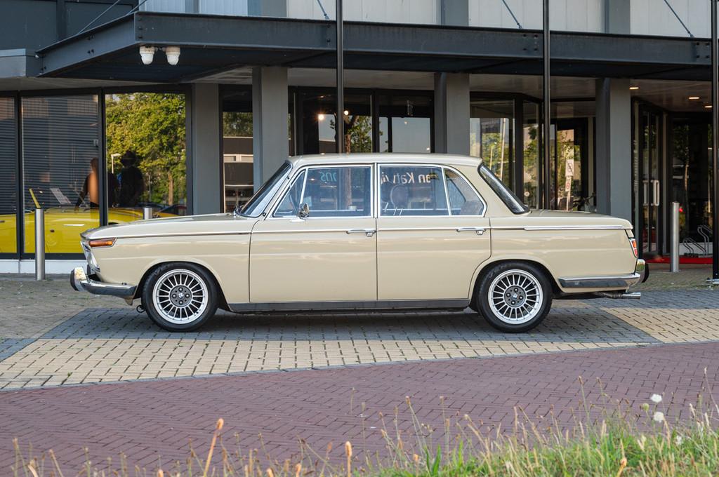 BMW 2000 Automatic (bj 1971, automaat), Auto's, Oldtimers, Automaat, Beige, 4 stoelen, Beige