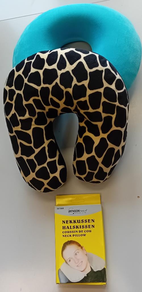 Te Koop: Vier ronde nek-kussens, nieuw., Ophalen of Verzenden, Nieuw, Overige kleuren, Rond