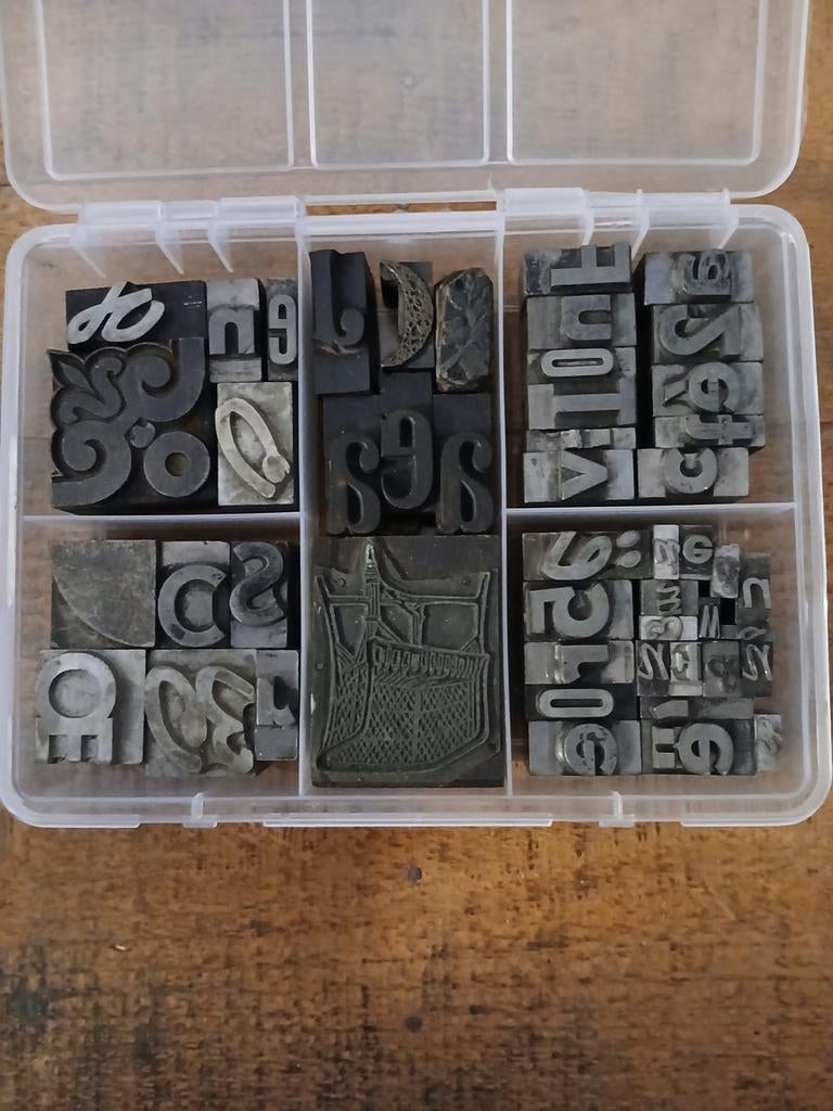 Loden letters en stempels in doosje, Ophalen of Verzenden, Houten stempel