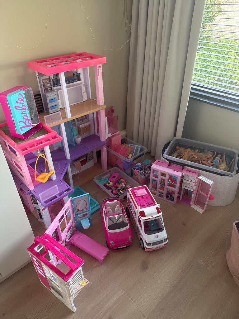 Compleet Barbiehuis met 27 Barbies en veel accessoires, Ophalen, Zo goed als nieuw, Meisje